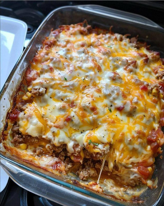 Old-Fashioned Ground Beef Casserole with Egg Noodles: A Creamy, Cheesy Comfort Food Classic