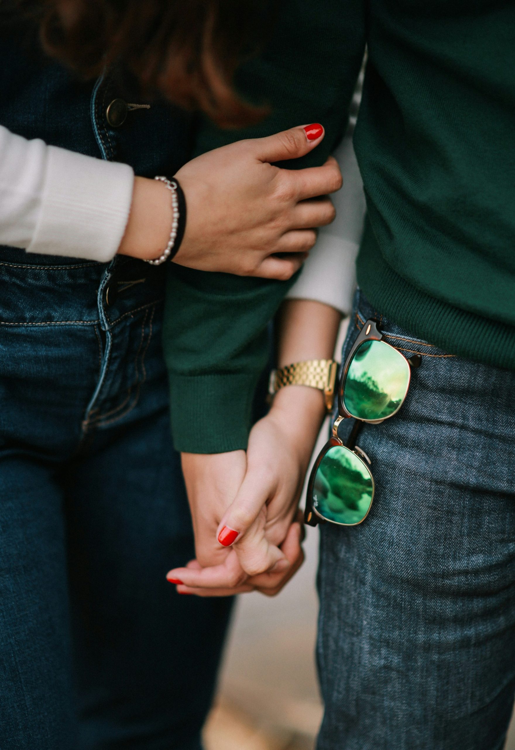 A couple holding hands | Source: Unsplash